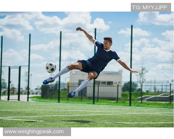 聚焦足球巨星专属战靴揭秘球员足下风采与绿茵传奇故事