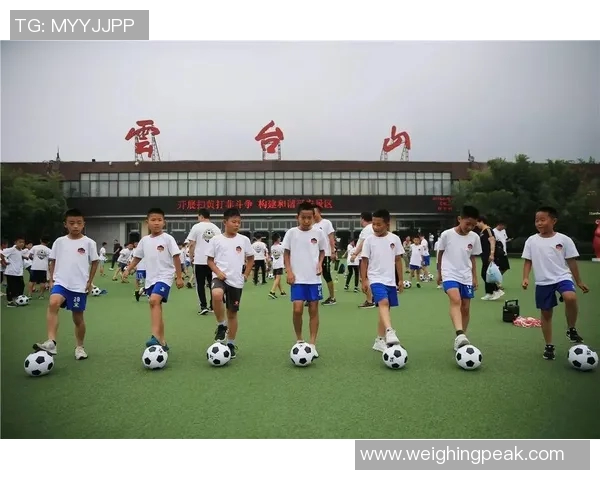 星空下的足球梦 女孩子与激情运动的完美融合 星空下的足球梦 女孩子与激情运动的完美融合