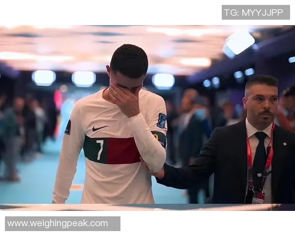 足球球星进球后泪洒赛场背后的故事与情感流露解析